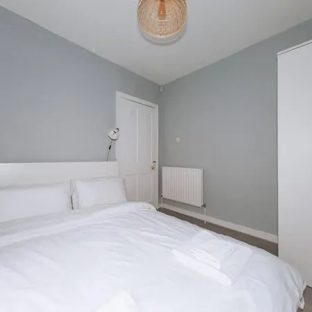 Centrally Located & Spacious 4bd House- St Kevin's Lägenhet