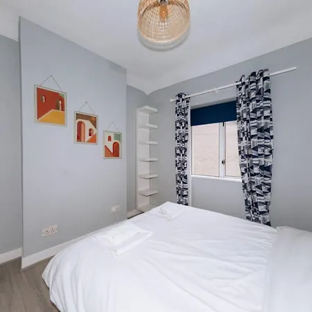 Centrally Located & Spacious 4bd House- St Kevin's Semesterbostad Dublin