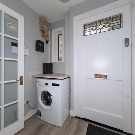 Semesterbostad Centrally Located & Spacious 4bd House- St Kevin's Dublin