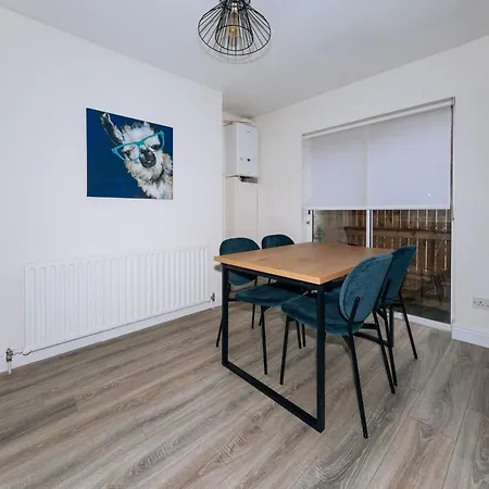 Semesterbostad Centrally Located & Spacious 4bd House- St Kevin's Dublin