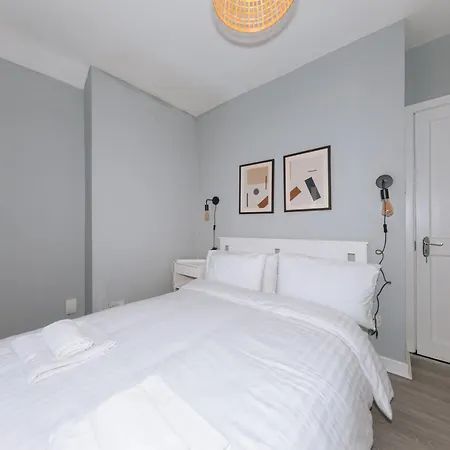 Centrally Located & Spacious 4bd House- St Kevin's Semesterbostad