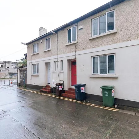 Semesterbostad Centrally Located & Spacious 4bd House- St Kevin's Dublin