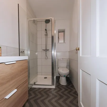 Semesterbostad Centrally Located & Spacious 4bd House- St Kevin's *