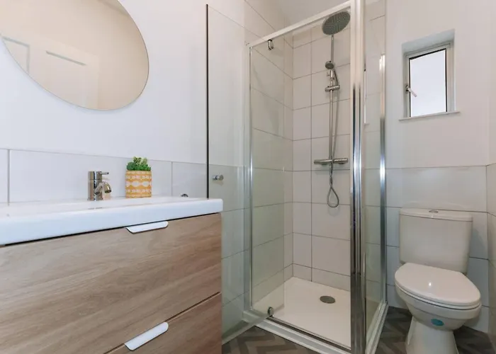 Centrally Located & Spacious 4bd House- St Kevin's דירה *