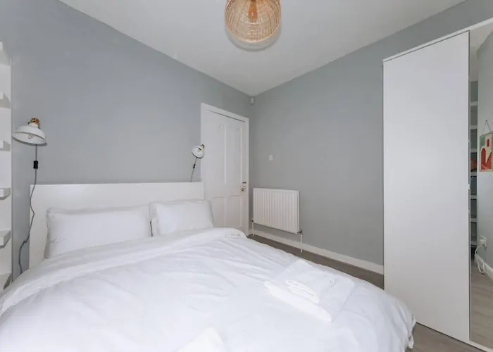 Centrally Located & Spacious 4bd House- St Kevin's דירה