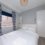 Centrally Located & Spacious 4bd House- St Kevin's דירה *