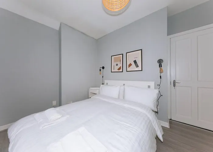 Centrally Located & Spacious 4bd House- St Kevin's *