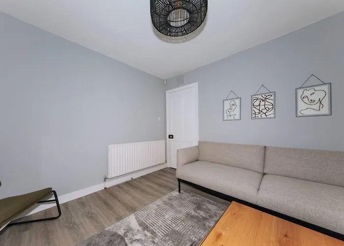 Centrally Located & Spacious 4bd House- St Kevin's 都柏林