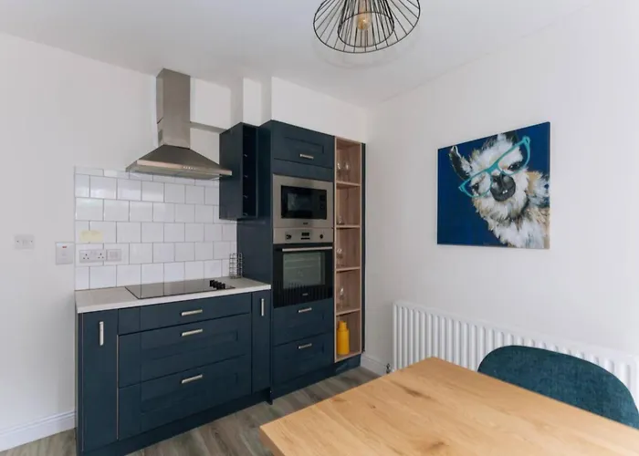 Centrally Located & Spacious 4bd House- St Kevin's Дублин